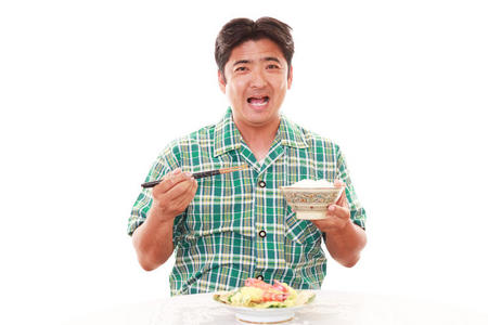 吃早餐的亚洲男人