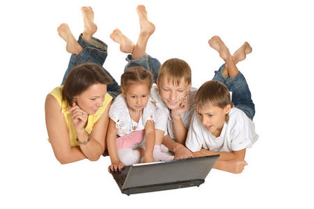 有笔记本电脑的快乐家庭