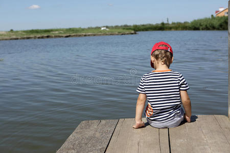 孩子坐在木桥上