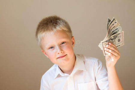 手放在储钱的 notebank孩子手里的钱男性儿童睡在储钱快乐的女孩数钱