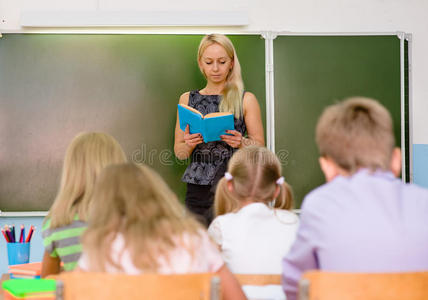 教室 等级 女孩 学生 书桌 公司 可爱的 阅读 后面 学校