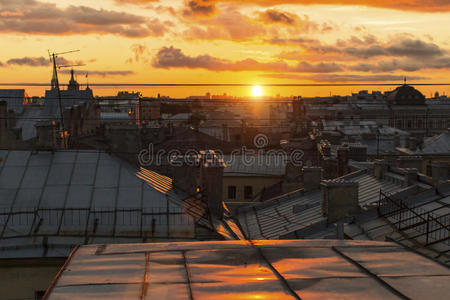 美丽的日落景色从屋顶历史中心圣彼得堡