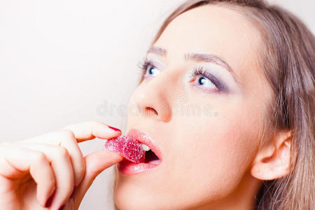 魅力女人用美妆吃红色的果酱。