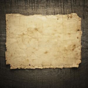 木头背景上的旧纸
