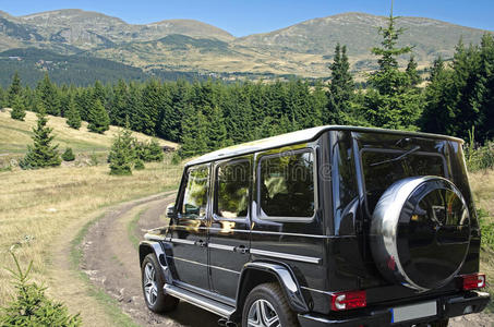 山路越野车图片
