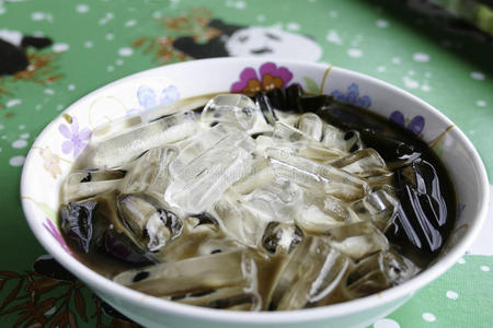 中国蔬菜黑果冻加牛奶和冰