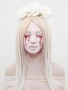 带着血的漂亮年轻女人照片