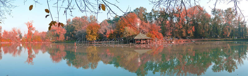 湖岸上五彩缤纷的秋天景观全景