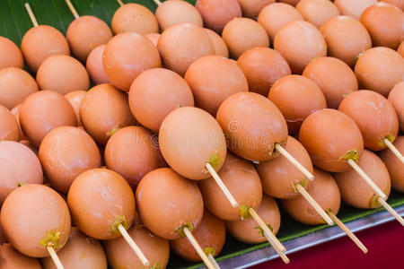 竹串烤鸡蛋与竹串在盘子上出售在泰国市场照片