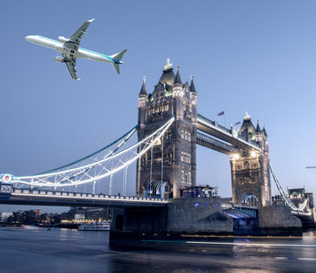 伦敦塔桥上空的飞机
