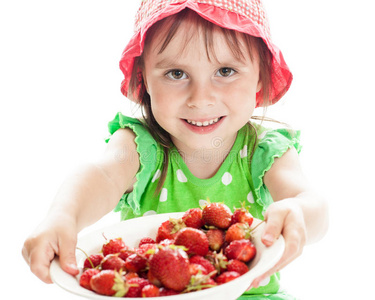 可爱的小女孩，白色背景上有草莓