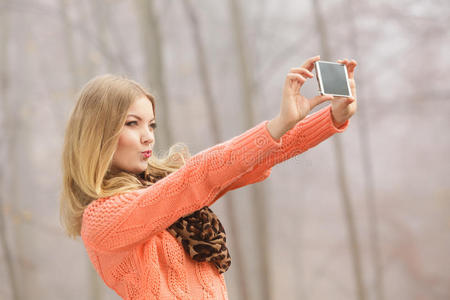 自拍 朦胧 季节 摄影 女人 毛衣 微笑 自己 智能手机