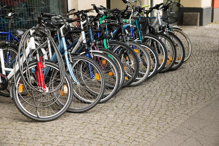 停车场里的一群自行车