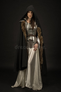 穿着中世纪衣服的漂亮女孩战士