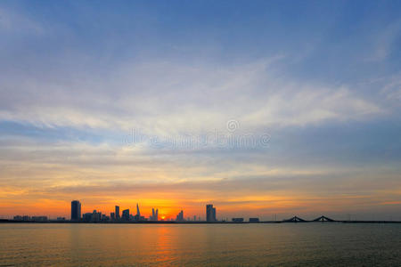 黄昏时巴林美丽的天际线，HDR