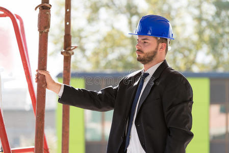 戴安全帽的年轻建筑工人