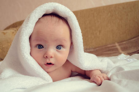 美女 美丽的 人类 婴儿 眼睛 肖像 照顾 毯子 白种人