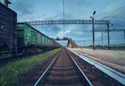 日落时的货物列车站台。 乌克兰的铁路。 铁路