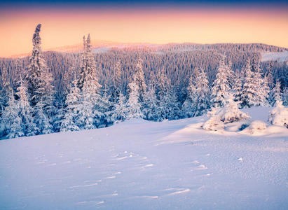喀尔巴阡山脉五颜六色的冬季日出。