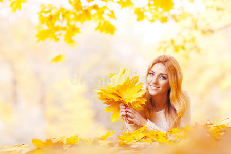 毛衣 美女 女孩 快乐 九月 秋天 微笑 落下 漂亮的 枫树