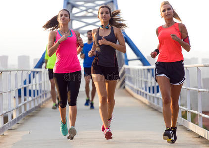 慢跑者 男人 白种人 女孩 天际线 自然 健身 运行 适合