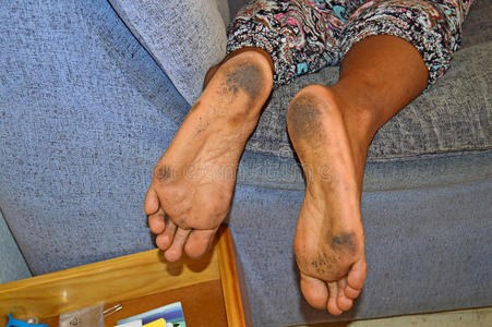 女性的脏脚鞋底图片