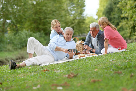 一群在户外野餐的老年人