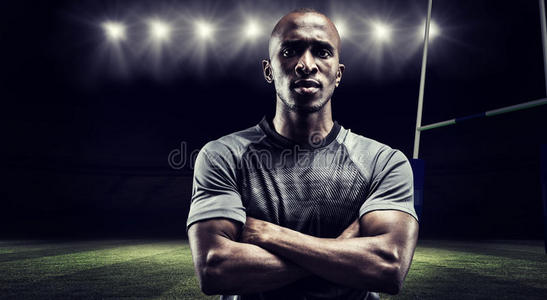 双臂交叉自信橄榄球运动员肖像的复合图像