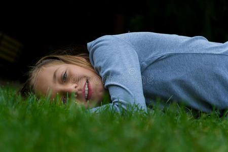 吉普赛女孩在秋天的草地上微笑