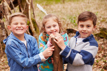 孩子们一起在森林里建造营地
