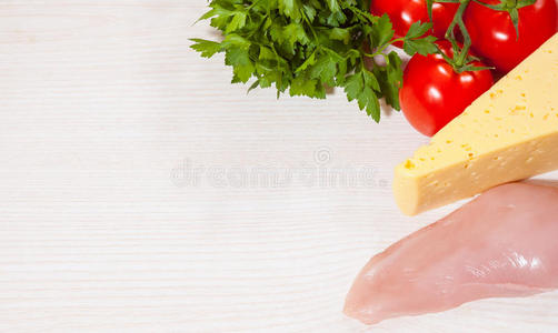 食物背景新鲜鸡胸，奶酪和番茄在木板与复制空间