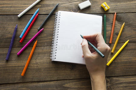 彩色铅笔，笔记本和手