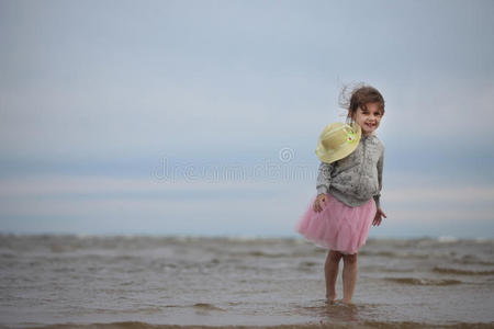 宝贝 女孩 小孩 跑步 海岸 连衣裙 沿海 美丽的 海滨