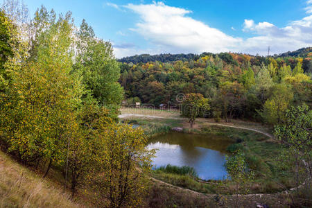 惊人的彩色景观与湖泊和公园在LVIV