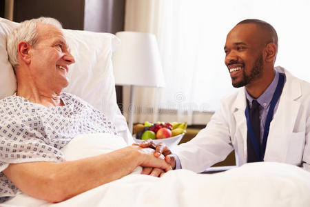 医生在病床上和老年男性病人交谈