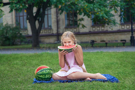 小女孩吃草图片
