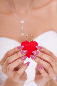 女性新娘手中的订婚戒指盒。