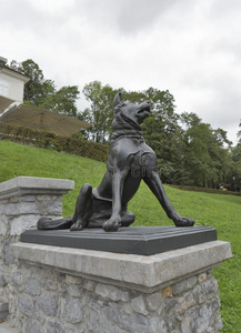 蒂沃利公园的狗雕像。 卢布尔雅那。