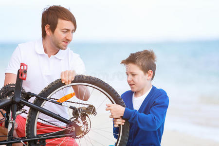 家庭修理自行车