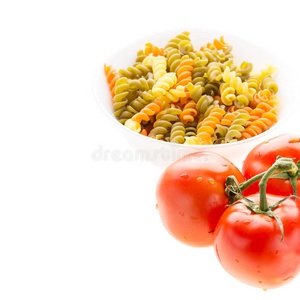 一碗生意大利面加罗勒和西红柿