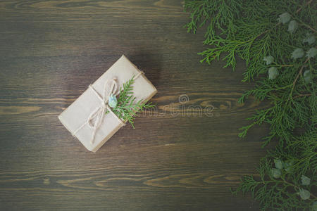 圣诞礼物，坚果，圆锥形和绿色乔木枝在木制桌子上