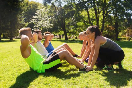 一群朋友或运动员在户外锻炼