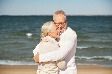 闲暇 蜜月 丈夫 浪漫的 古老的 海滩 拥抱 老年人 美丽的