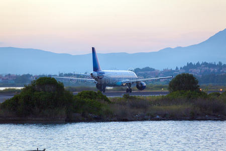 起飞前的飞机,晚上的场景,科孚照片
