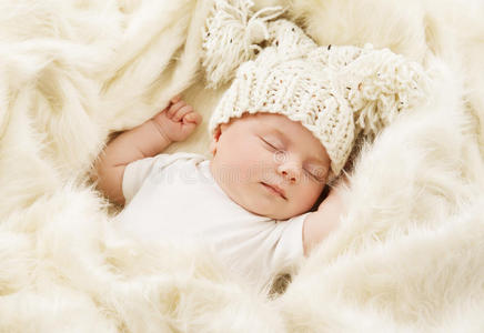 婴儿睡觉，新生儿睡帽子，新出生的女孩