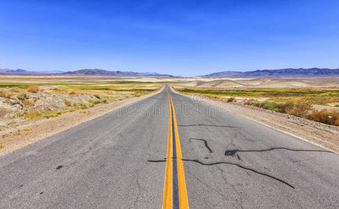美国沙漠中无尽的道路照片