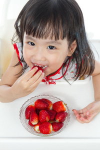 亚洲中国小女孩吃草莓