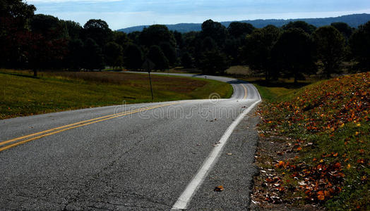 蜿蜒曲折的道路照片