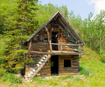 加拿大北部一座废弃的小屋