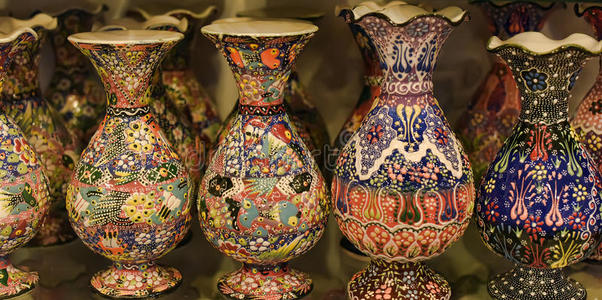 陶瓷彩绘花瓶和罐子